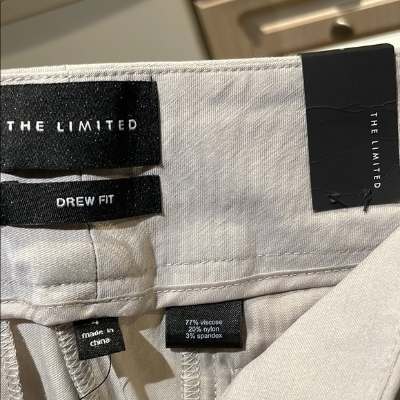 *NEW* Women's Beige Shorts - Picture 5 of 7